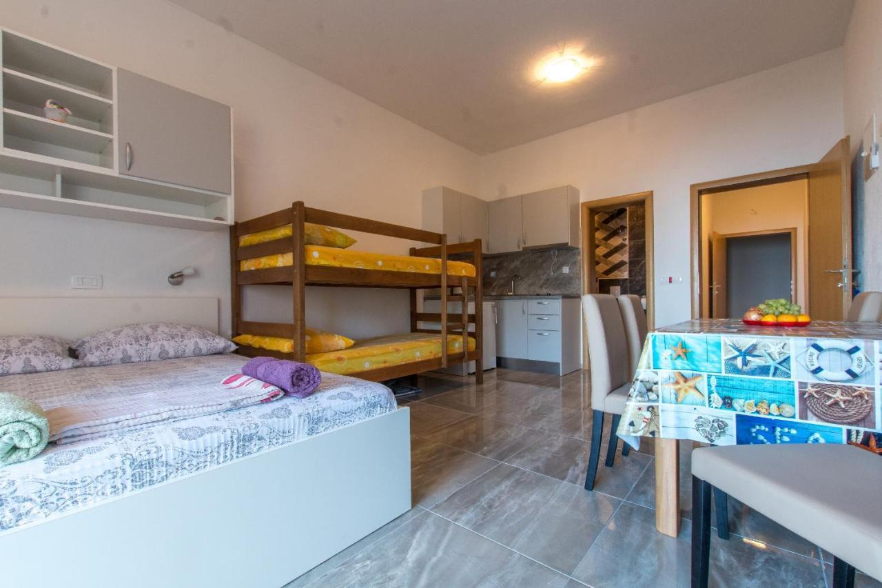 Studio Apartments Zloic In Крвавица Экстерьер фото